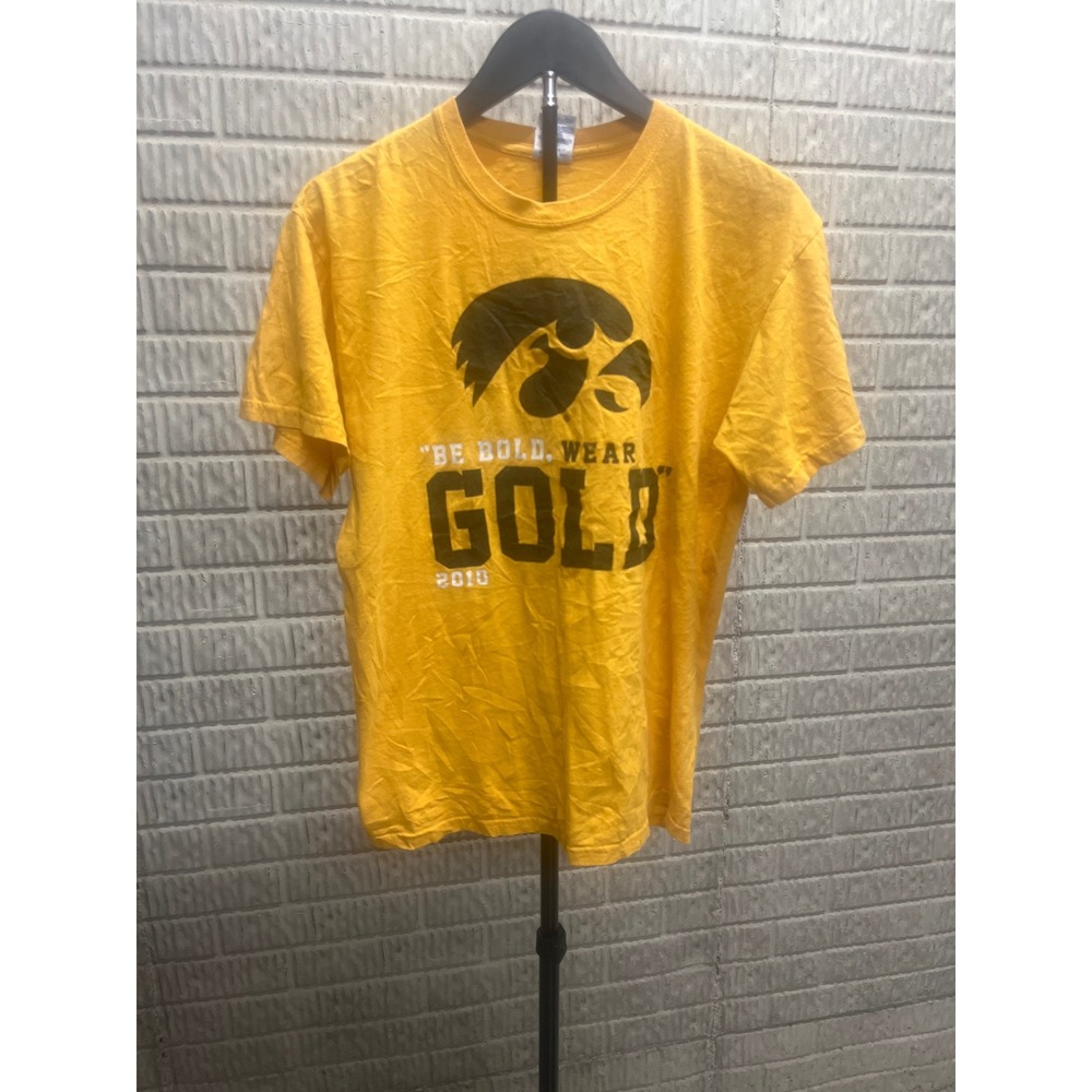 Gildan‎ Iowa Hawkeyes Be Bold Wear Gold 2010 Graphic T-Shirt Mens Medium Yellow